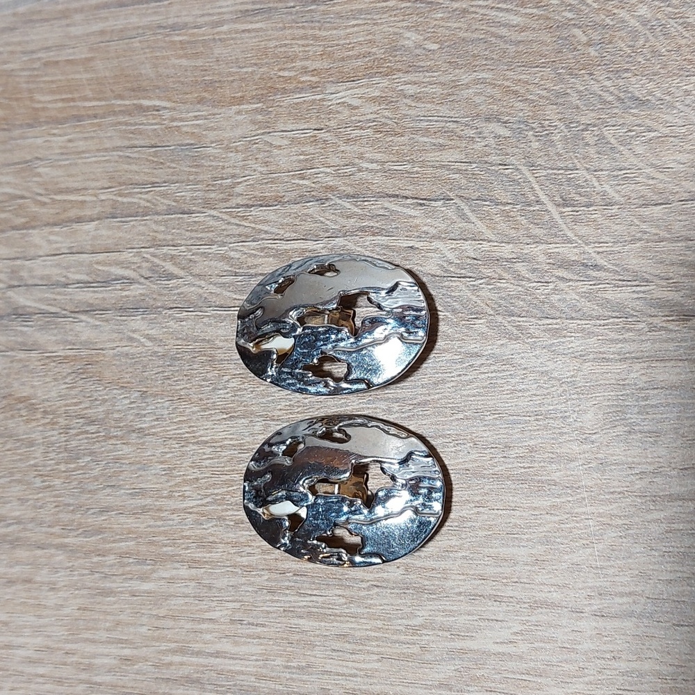 Vintage Textured Cutout Detailing Oval Shaped Silver Tone Clip On Earrings - Picture 6 of 6